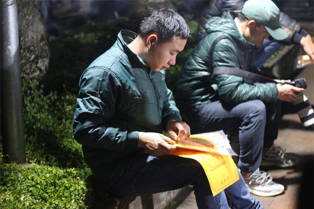 Nâng niu từng cánh ấn.