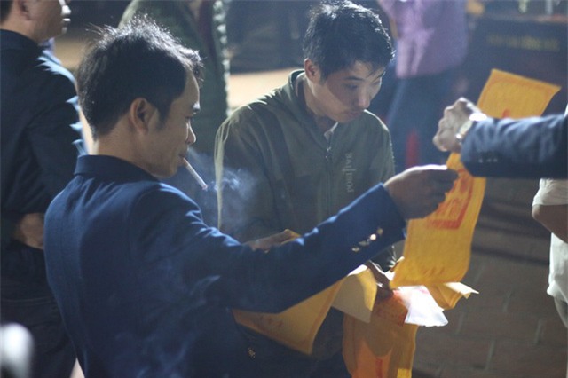 Với những người tới đây, xin được lá ấn đền Trần đầu năm, ngoài ước vọng cầu danh cầu tài, họ còn hi vọng gia đình được khoẻ mạnh, làm ăn phát đạt...