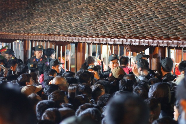 Tại các điểm phát ấn, lực lượng an ninh phải làm việc hết sức vất vả, nhiều người dù đã cầm trên tay cánh ấn đầu năm nhưng vẫn muốn xin thêm, nên lực lượng chức năng phải liên tục nhắc nhở