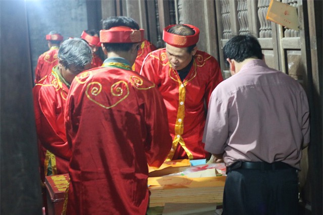 So với các điểm khác, điểm phát ấn tại đền Trùng Hoa có thảnh thơi hơn chút ít vì lượng người tập trung chủ yếu tại khu vực đền Thiên Trường