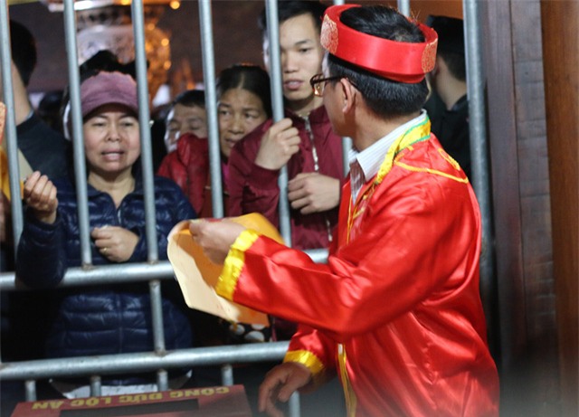 Tại khu vực phát ấn trước đền Thiên Trường, người phát ấn gần như phải làm việc hết công suất.