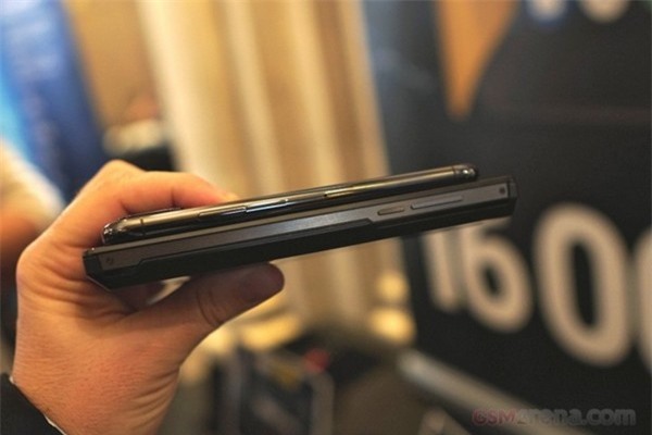 Sự khác biệt về độ dày khi so với iPhone X (trên)