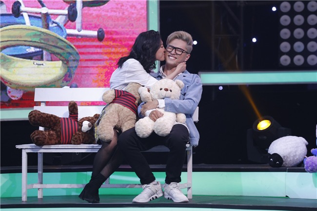 Vì yêu mà đến: Cuối cùng ‘lời nguyền’ tháo mắt kính được phá bỏ, Bảo Kun nắm tay cô gái 22 tuổi xinh đẹp ra về-3