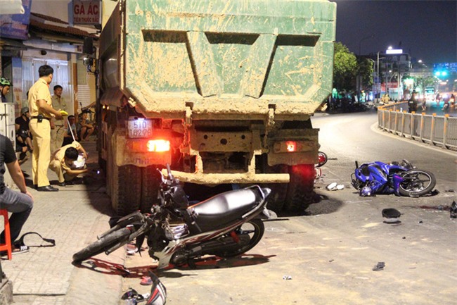 Vụ tai nạn kinh hoàng ở Sài Gòn: 1 nạn nhân đã tử vong, tài xế trình diện Công an sau khi bỏ trốn khỏi hiện trường - Ảnh 1.