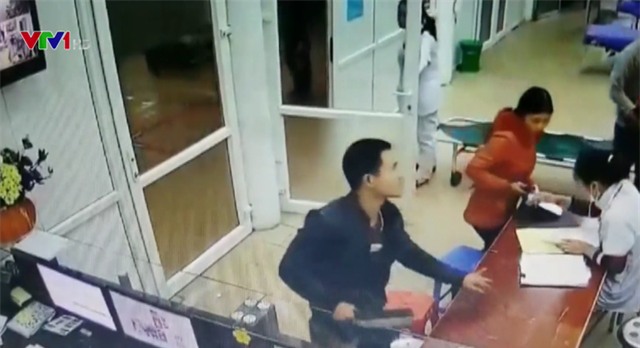 Bệnh nhân cầm dao đeo dọa, đòi bác sĩ tháo đốt tay - Ảnh 1.
