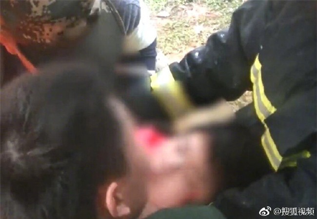 Áp lực vì chưa làm xong bài về nhà, bé gái 12 tuổi trèo qua ban công, nhảy tự tử từ tầng 15 - Ảnh 2.