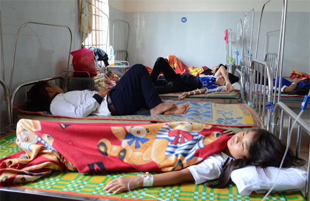 hang chuc hoc sinh nhap vien sau bua com chieu hinh anh 1