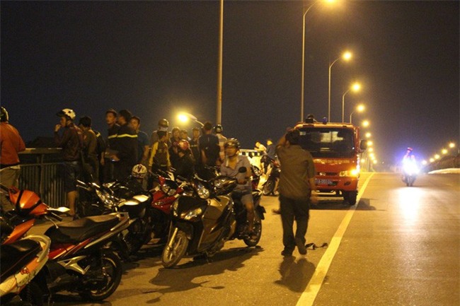 Bỏ lại 2 em nhỏ trên cầu, thiếu nữ 19 tuổi gieo mình xuống sông Sài Gòn - Ảnh 1.