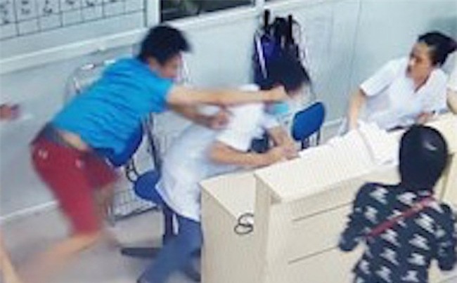Bệnh nhân đánh cán bộ y tế đang mang thai vì phải đi lòng vòng làm thủ tục