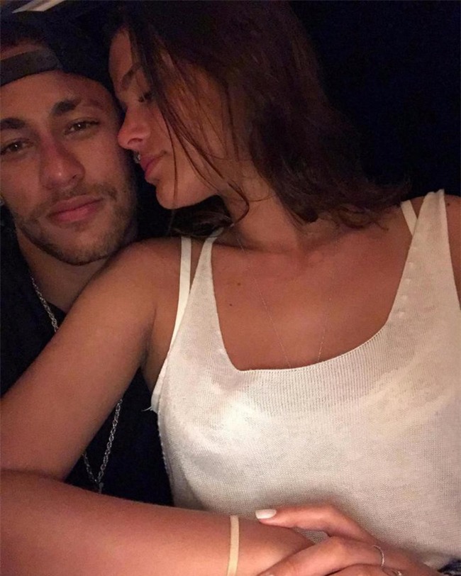 Neymar được bạn gái vỗ về trước ca phẫu thuật quan trọng - Ảnh 1.