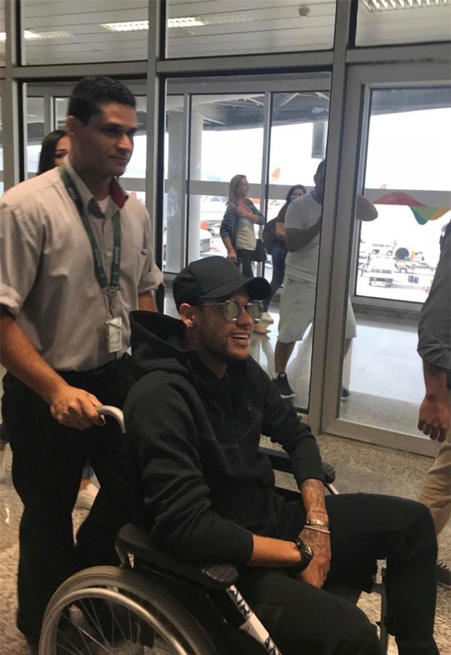 Neymar được bạn gái vỗ về trước ca phẫu thuật quan trọng - Ảnh 3.