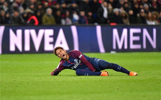 Neymar được bạn gái vỗ về trước ca phẫu thuật quan trọng - Ảnh 4.