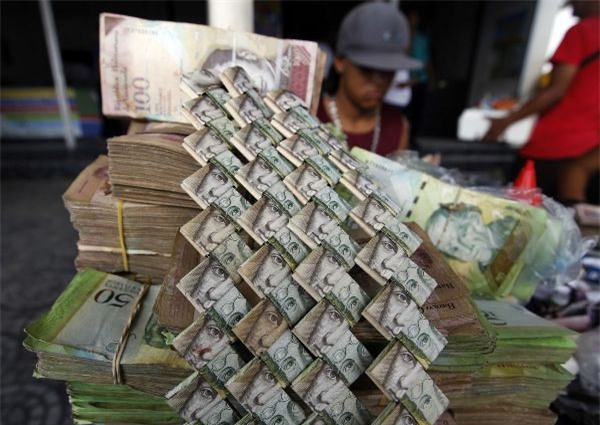 Lạm phát leo thang, người dân Venezuela dùng tiền để gấp đồ thủ công đem bán - Ảnh 2.