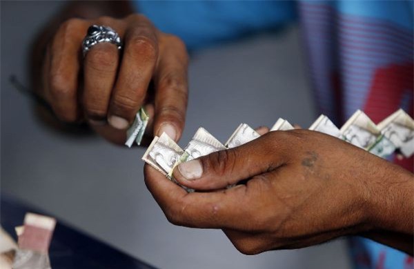 Lạm phát leo thang, người dân Venezuela dùng tiền để gấp đồ thủ công đem bán - Ảnh 4.