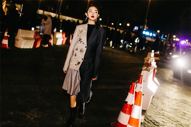 Khoe ảnh selfile tại Paris, Châu Bùi đụng ngay kính Gucci với Chi Pu - Ảnh 2.