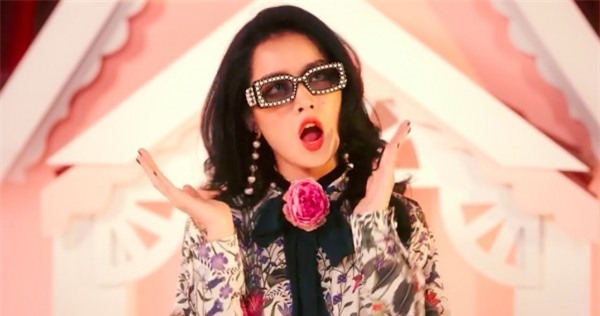 Khoe ảnh selfile tại Paris, Châu Bùi đụng ngay kính Gucci với Chi Pu - Ảnh 7.