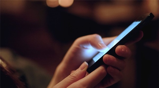 Bắt buộc phải dùng điện thoại trước khi ngủ thì nhất định phải nhớ làm theo những lưu ý này-3