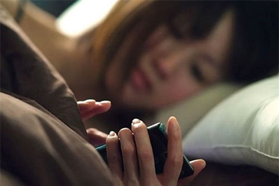 Bắt buộc phải dùng điện thoại trước khi ngủ thì nhất định phải nhớ làm theo những lưu ý này-4