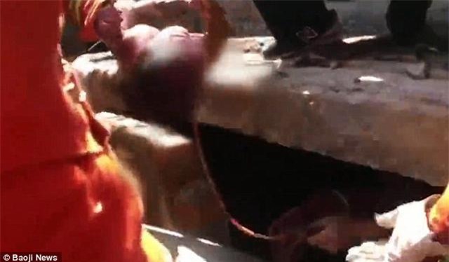 nguoi me de roi con trong luc di ve sinh nhung khong hay biet, van tiep tuc di kham thai - 1