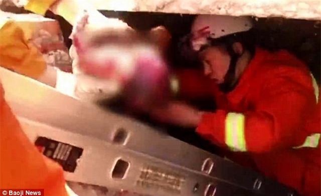 nguoi me de roi con trong luc di ve sinh nhung khong hay biet, van tiep tuc di kham thai - 4