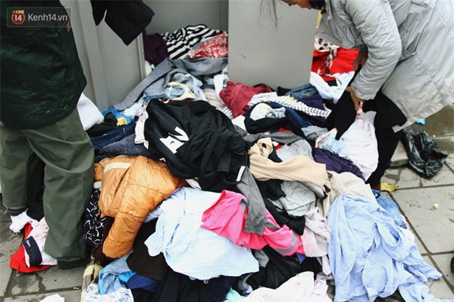 Cái kết buồn của tủ quần áo ai thừa ủng hộ, ai thiếu đến lấy ở Hà Nội: Người gom đồ từ thiện đi bán, người tặng cả áo rách, quần lót cũ - Ảnh 4.