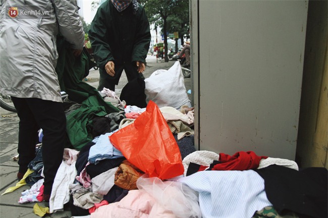 Cái kết buồn của tủ quần áo ai thừa ủng hộ, ai thiếu đến lấy ở Hà Nội: Người gom đồ từ thiện đi bán, người tặng cả áo rách, quần lót cũ - Ảnh 6.