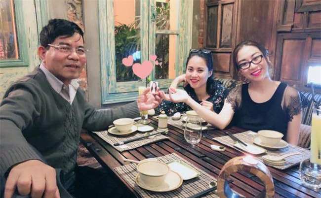 Bàn ăn 3 người, 4 bộ bát đũa và hành trình 31 năm khiến dân mạng Việt rơi nước mắt