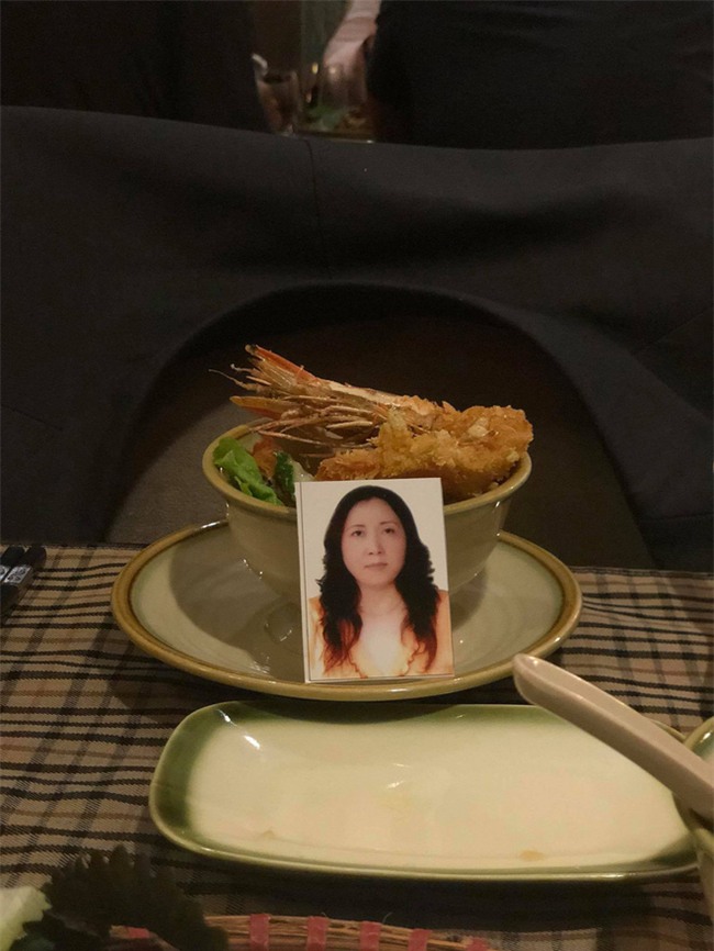 Bàn ăn 3 người, 4 bộ bát đũa và hành trình 31 năm khiến dân mạng Việt rơi nước mắt - Ảnh 2.