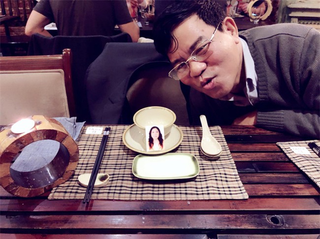 Bàn ăn 3 người, 4 bộ bát đũa và hành trình 31 năm khiến dân mạng Việt rơi nước mắt - Ảnh 4.