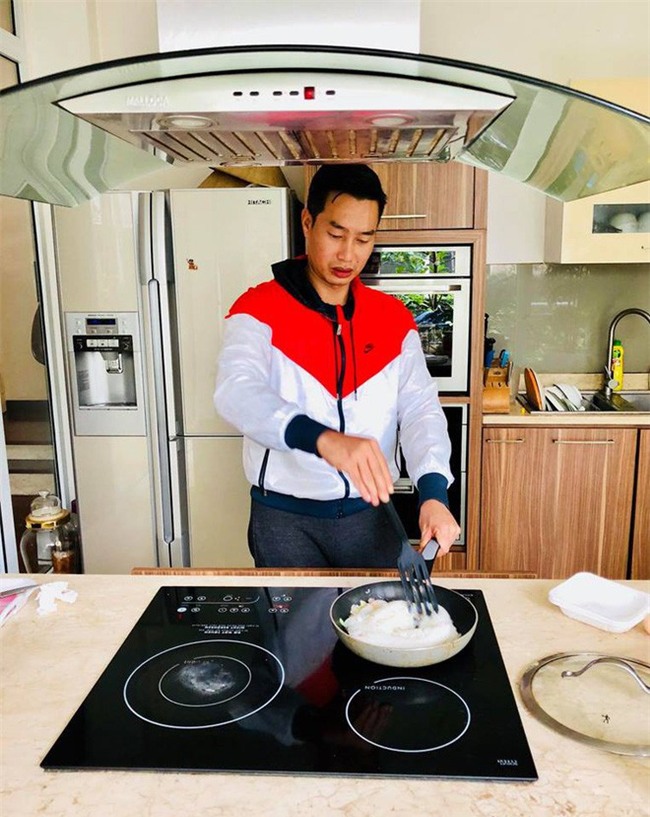 Thần thái sang chảnh và cuộc sống sung túc của BTV Hoa Thanh Tùng