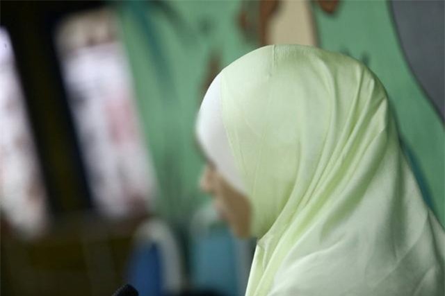 don con o nha chong cu, me soc nang phat hien con bi me ke danh, ep uong nuoc soi - 1