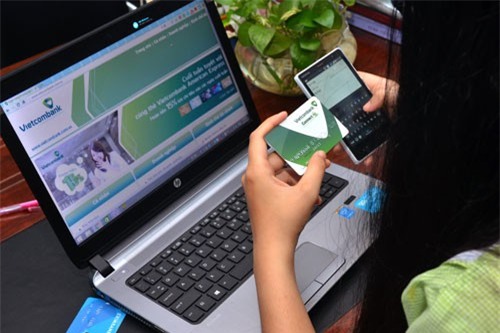 Vì sao ngân hàng tăng phí dịch vụ?