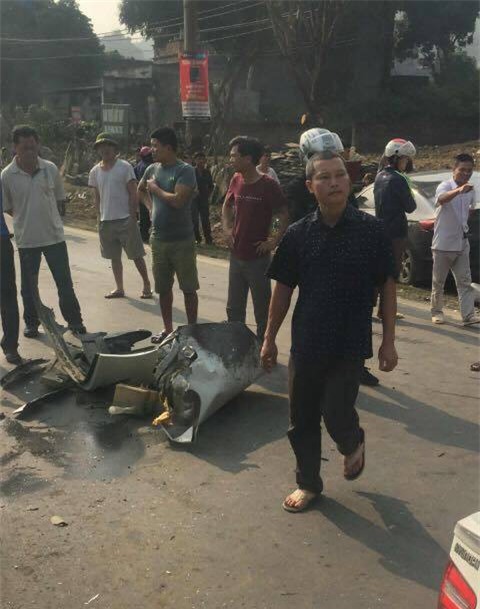 Hòa Bình: Xe con va chạm xe khách, đập cửa kính cứu bố và con nhỏ bị gãy chân đưa đi viện - Ảnh 5.