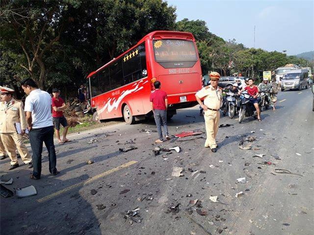 Hòa Bình: Xe con va chạm xe khách, đập cửa kính cứu bố và con nhỏ bị gãy chân đưa đi viện - Ảnh 7.