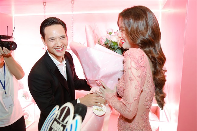 Kim Lý âm thầm mang hoa đến chúc mừng bạn gái với vai trò mới. - Tin sao Viet - Tin tuc sao Viet - Scandal sao Viet - Tin tuc cua Sao - Tin cua Sao