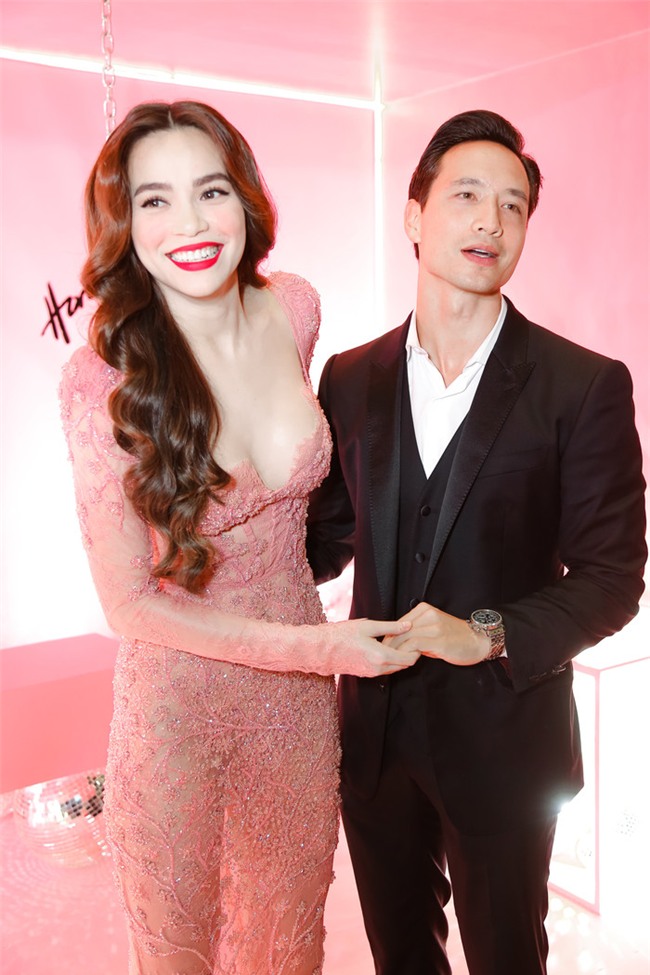 Không còn né tránh báo chí như xưa, ​cặp đôi thoải mái cầm tay nhau&nbsp;dù xung quanh có rất nhiều ống kính máy ảnh.&nbsp;Được biết, trong dịp Tết Nguyên Đán 2018 Hồ Ngọc Hà&nbsp;và&nbsp;Kim Lý&nbsp;lại nhận được sự chú ý lớn từ công chúng khi cùng đón năm mới bên nhau. Ngay từ đêm Giao thừa, khán giả đã kịp nhận ra sự có mặt của Kim Lý tại gia đình&nbsp;Hà Hồ.&nbsp; - Tin sao Viet - Tin tuc sao Viet - Scandal sao Viet - Tin tuc cua Sao - Tin cua Sao