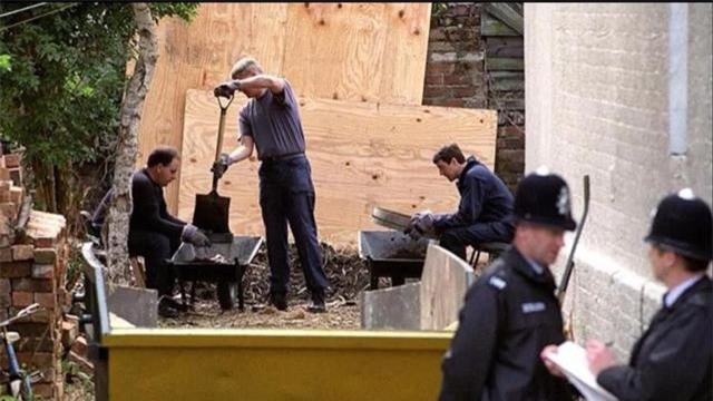 Vô tình kể với bạn cùng lớp, cô con gái giúp cảnh sát phát hiện bí mật của cặp vợ chồng giết người hàng loạt tàn bạo nhất lịch sử nước Anh - Ảnh 10.