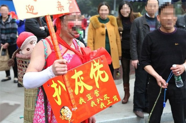 Bố chồng hôn con dâu, chú rể bị ép khỏa thân... những trò đùa “lố” trong đám cưới ở Trung Quốc - Ảnh 6.