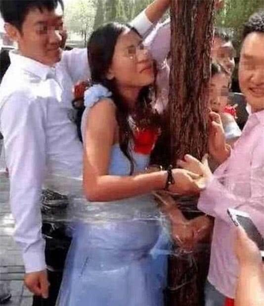 Bố chồng hôn con dâu, chú rể bị ép khỏa thân... những trò đùa “lố” trong đám cưới ở Trung Quốc - Ảnh 8.