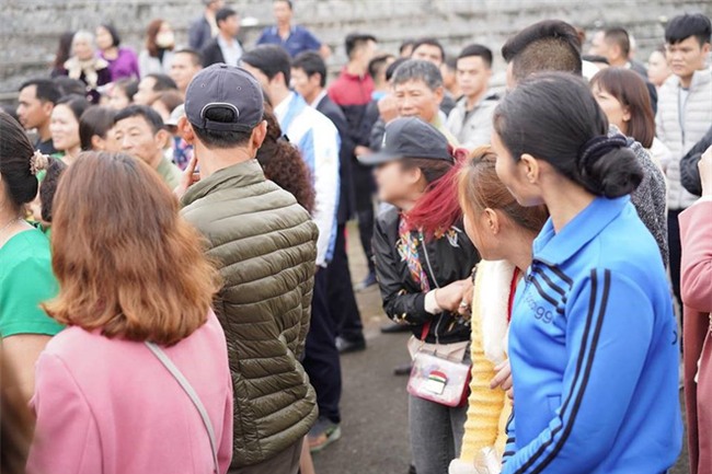 Xôn xao hình ảnh cô gái trẻ ở Hải Phòng khóc lóc vật vã, ngất lên ngất xuống khi chia tay người yêu lên đường nhập ngũ - Ảnh 3.