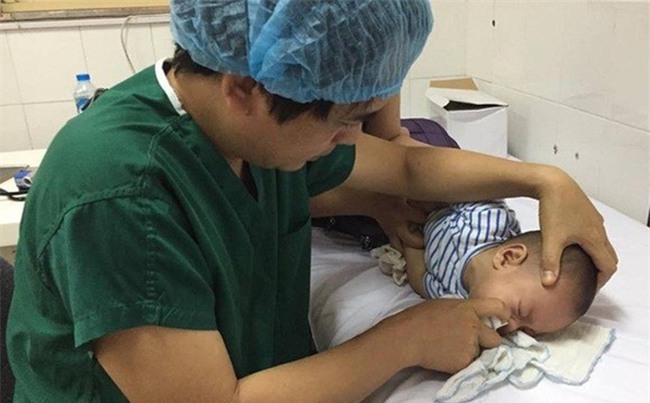 Bác sĩ cảnh báo không dùng kháng sinh, mẹ khiến con viêm tai giữa nặng-1