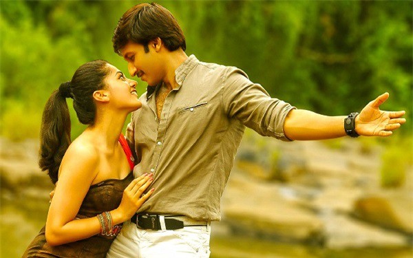 Nhìn thấy chồng và bạn thân bước từ taxi xuống, tôi đã nhận thấy sự bất thường cho đến khi thấy vết son dính trên môi anh - Ảnh 1.