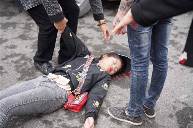 co gai vat va, khoc loc, ngat len ngat xuong tien nguoi yeu di linh 2 nam - 2