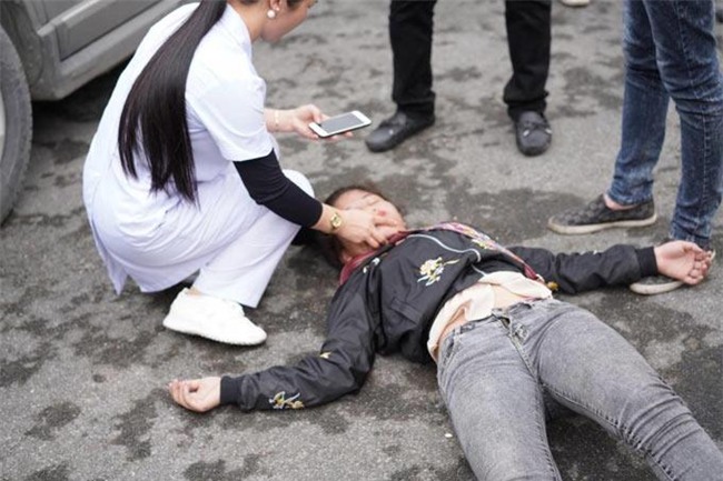 co gai vat va, khoc loc, ngat len ngat xuong tien nguoi yeu di linh 2 nam - 3