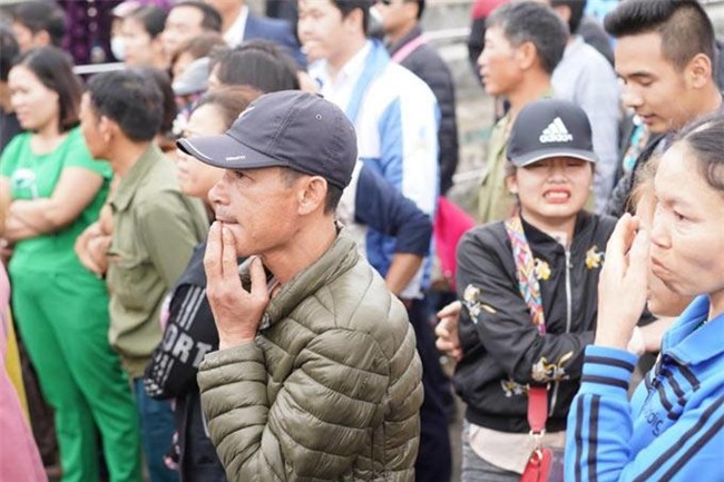 co gai vat va, khoc loc, ngat len ngat xuong tien nguoi yeu di linh 2 nam - 4