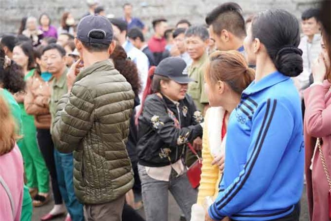 co gai vat va, khoc loc, ngat len ngat xuong tien nguoi yeu di linh 2 nam - 5