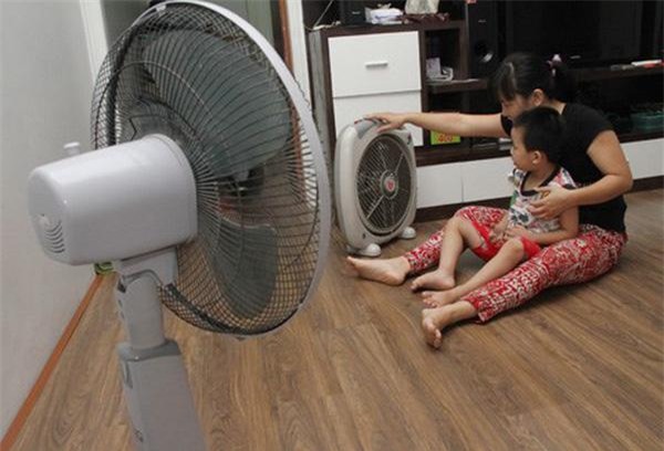 Nhà nồm, đổ mồ hôi thì đừng bật quạt, làm theo 3 cách này đảm bảo nhà khô ngay