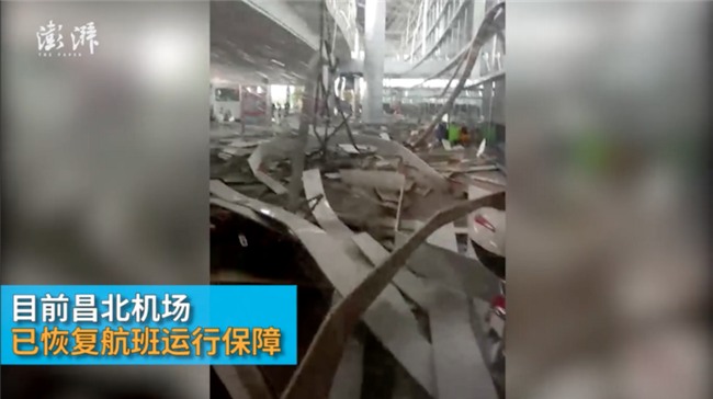 Trời chuyển mưa lớn và gió giật mạnh, hành khách kinh hãi khi thấy phần mái sân bay sập đổ ngay trước mắt - Ảnh 3.