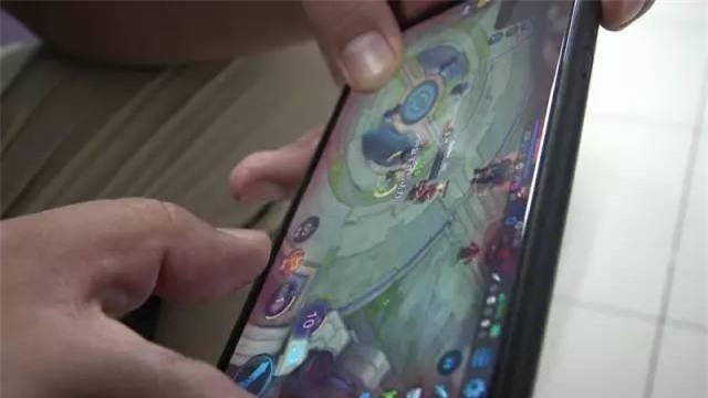 Than thở chồng nghiện game, bỏ ngủ, nhịn ăn, ngồi lỳ trong toilet 2 tiếng, chị vợ này được chị em hiến kế - Ảnh 2.