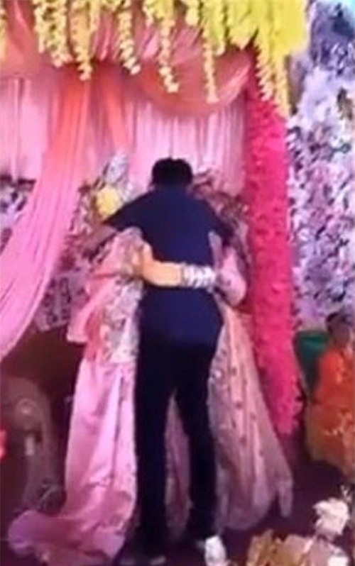 Bị ép lấy người không yêu, cô dâu ôm chặt bạn trai cũ khóc như mưa trong đám cưới-1